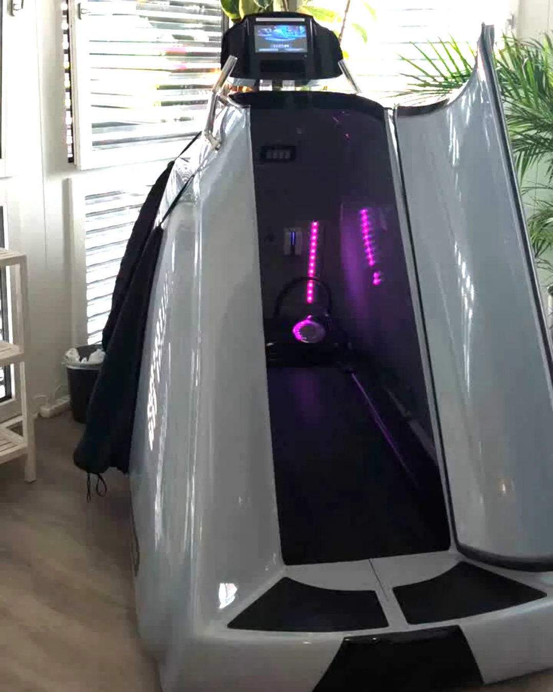 Blick in die geöffnete Kapsel des BodyShape Vakuumlaufbands mit Lichttherapie